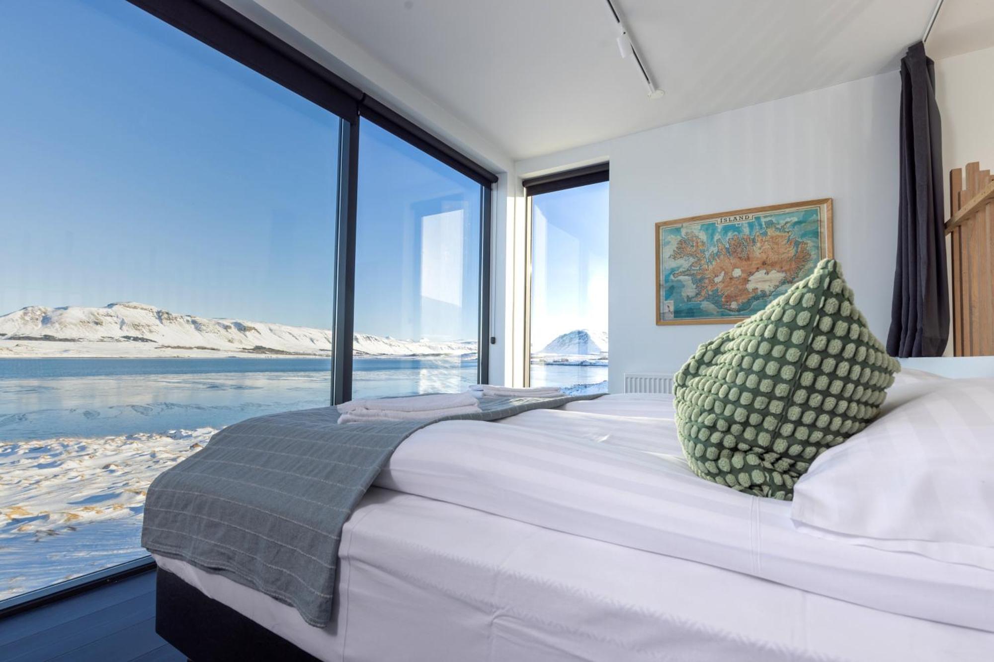 The Oceanfront Private Northern Lights Holiday home