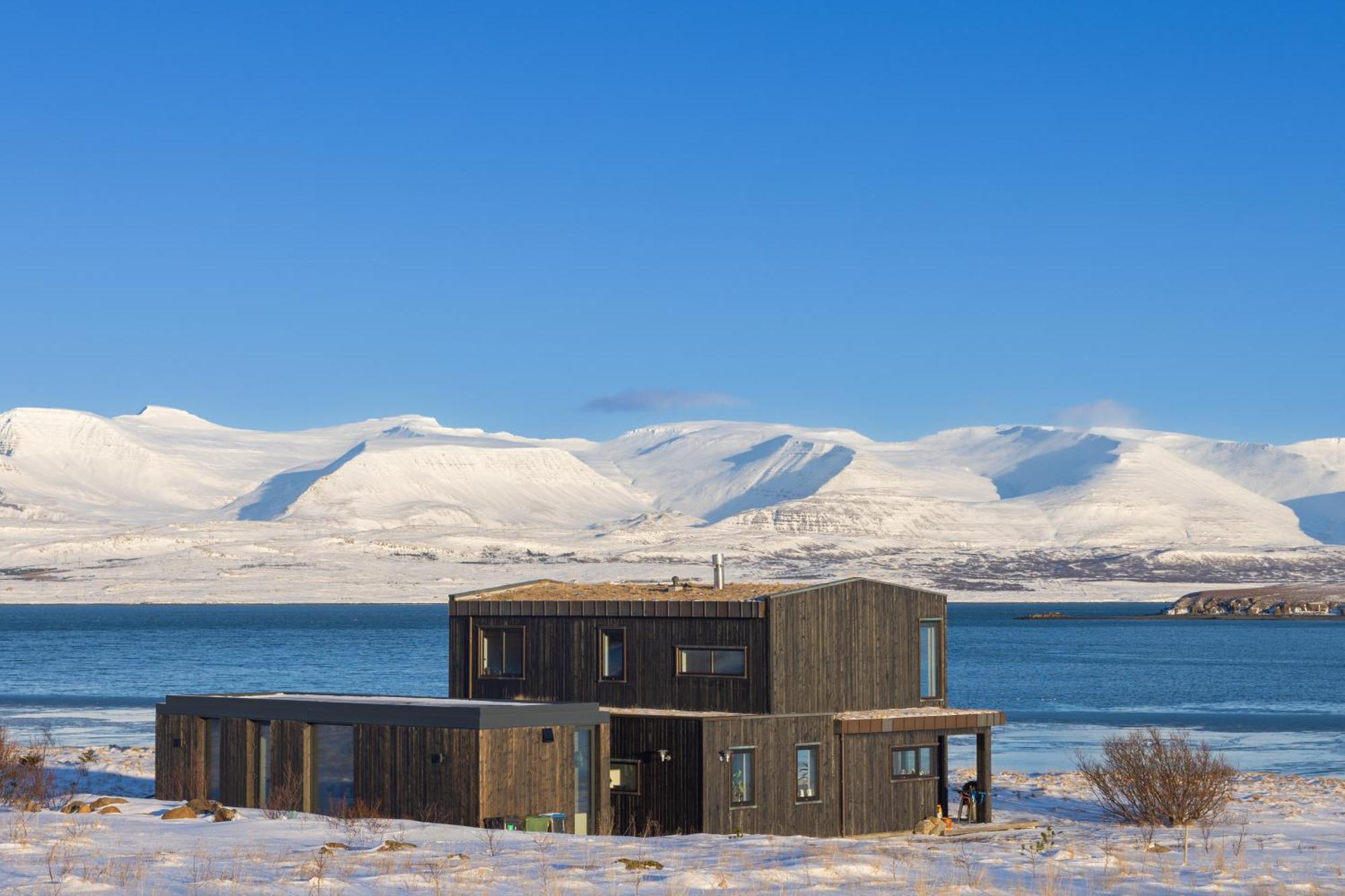 The Oceanfront Private Northern Lights * Reynivellir